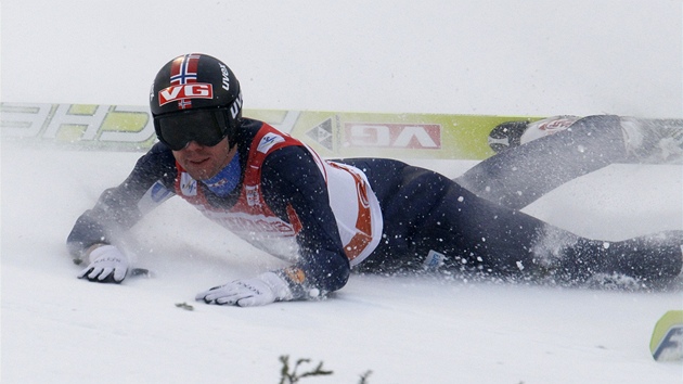 JÍZDA PO HRUDI. Norský skokan na lyích Anders Bardal po pádu v souti