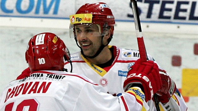 TŘINECKÁ RADOST. Michal Chovan a Ladislav Kohn se těší z gólu. TŘINECKÁ RADOST. Michal Chovan a Ladislav Kohn se těší z gólu.