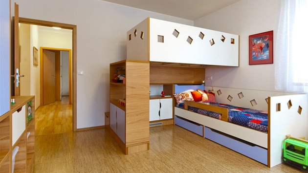 Dv postele nad sebou ponechávají kadému dítti dostatek soukromí i prostoru.
