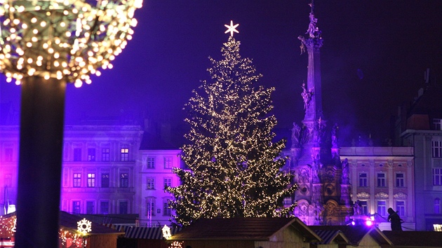 Vánoní strom na olomouckém Horním námstí, jeho rozsvcení doprovázela