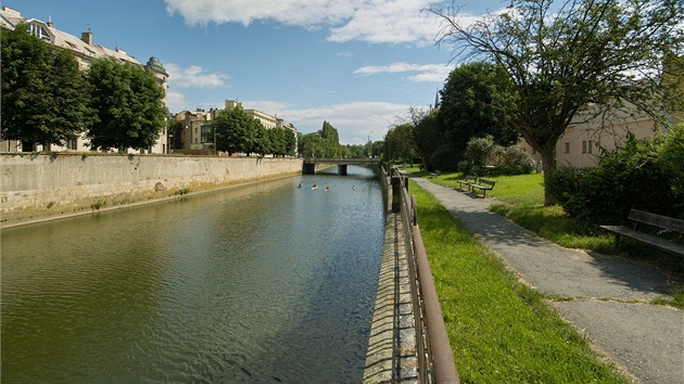 Souasný pohled na koryto eky Moravy v Olomouci z Blahoslavovy ulice.