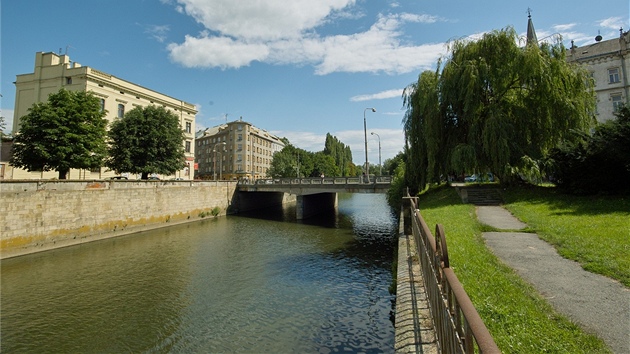 Souasný pohled na koryto eky Moravy v Olomouci z Blahoslavovy ulice u