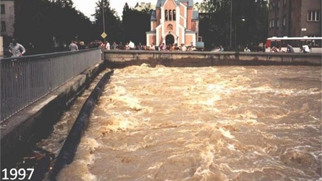 Most na ulici Komenského pi povodních v roce 1997. Dvojice most bude...