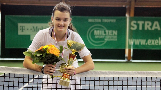Jesika Maleková s trofejí pro vítzku halového mistrovství republiky.