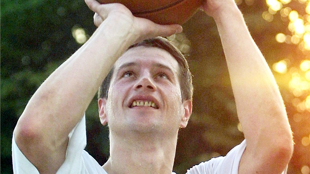 JEDNOU BASKETBALISTA, NAVŽDY BASKETBALISTA. Václav Hrubý na snímku z roku 2002. JEDNOU BASKETBALISTA, NAVŽDY BASKETBALISTA. Václav Hrubý na snímku z roku 2002.