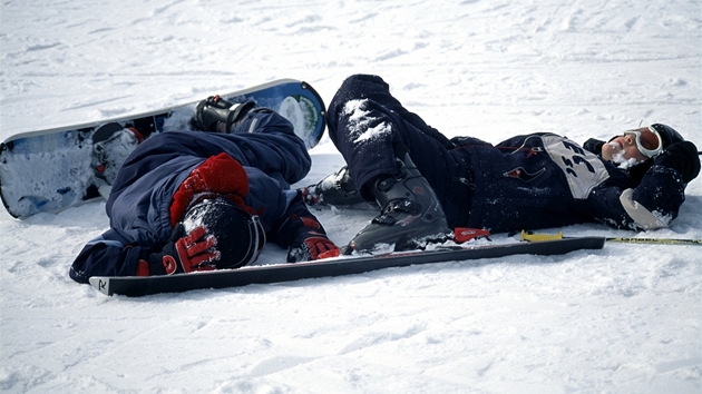 Sráka snowboardisty a lyae na sjezdovce - ilustraní foto