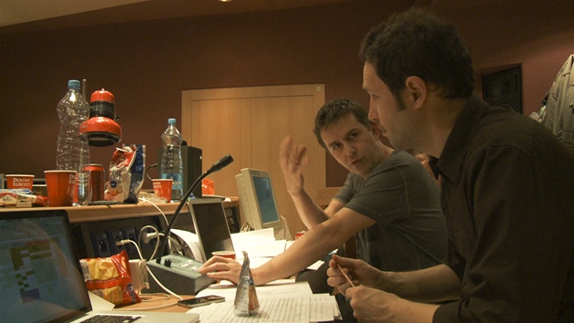Jan P. Muchow (vpedu) a Michala Novinski pi nahrvn hudby k filmu Ve stnu 