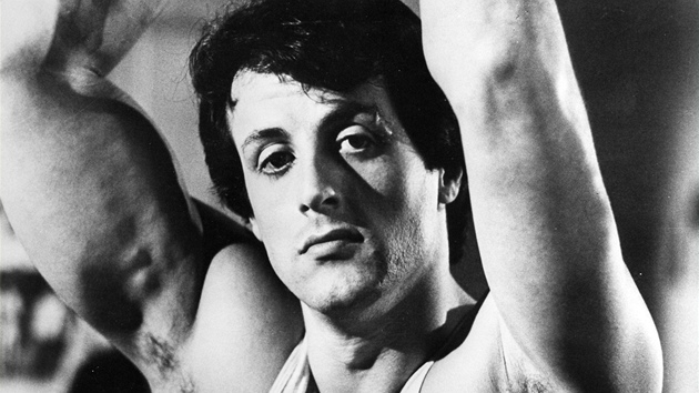 Sylvester Stallone ped 32 lety jako Rocky. Te produkuje stejnojmenn muzikl, kde svou postavu nech zpvat.