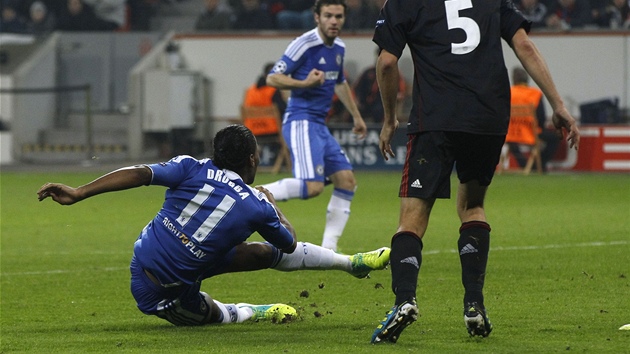 TREFA. Didier Drogba z Chelsea stílí gól do sít Leverkusenu.