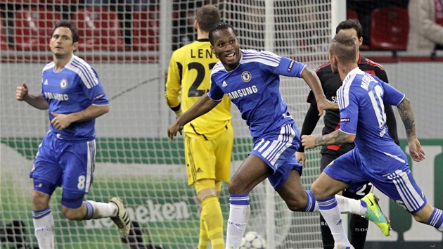 ROZZÁENÝ STELEC. Didier Drogba z Chelsea (uprosted) má radost z trefy do