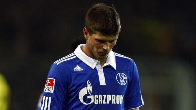 SMUTNÝ STELEC. Útoník Klaas-Jan Huntelaar ze Schalke se v derby na stadionu