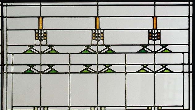 Frank Lloyd Wright také navrhl vechna okna, jde o vitráe z hliníku s rznými