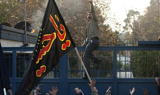 Írántí protestující ped britskou ambasádou.