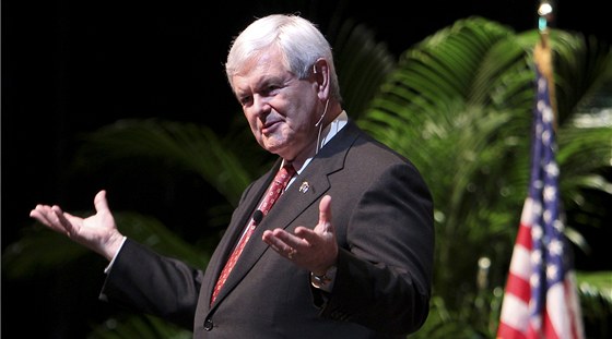 Newt Gingrich promlouvá k fanoukm v Charlestonu. (28. listopadu 2011)