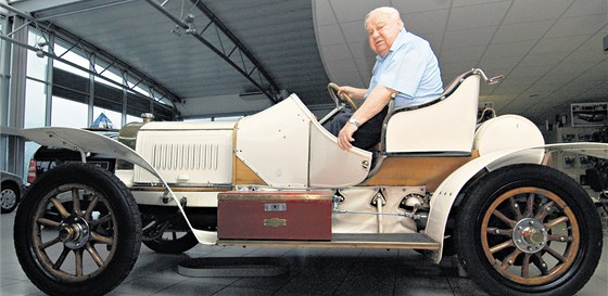 Milovník aut Alois Samohýl byl velkým fanoukem historických vozidel, ve Zlín