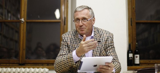 Expremiér Mirek Topolánek na pednáce o korupci a byrokracii (30. 11. 2011)