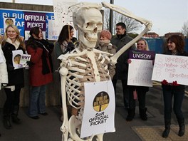 Zdravotníci stávkují ped Royal Liverpool University Hospital v Liverpoolu. Na...