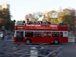 Autobus s odborái projídí pes Parliament Square v centru Londýna. V