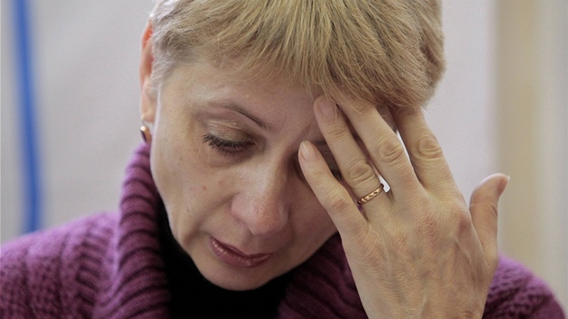 Matka Uladzislava Kavaljov u minskho soudu (30. listopadu 2011)