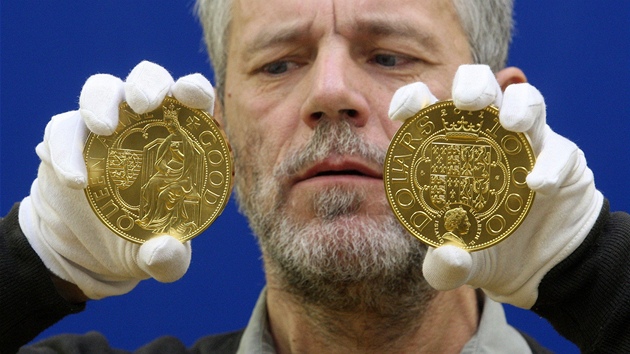 Autor výtvarného návrhu Luboš Charvát představuje kilogramovou investiční Autor výtvarného návrhu Luboš Charvát představuje kilogramovou investiční