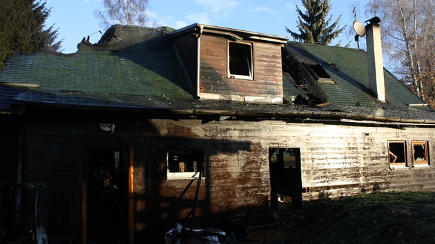 Restaurace na behu rybníka Mrhal po poáru, který ji zachvátil 30.11.2011