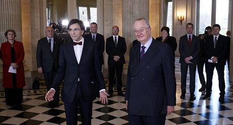 Nový belgický premiér Elio Di Rupo a monarcha Albert II. (6. prosince 2011)