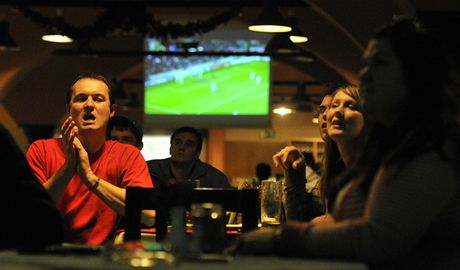 Fotbaloví fanouci sledují zápas Viktorie Plze s AC Milán v pivovarské