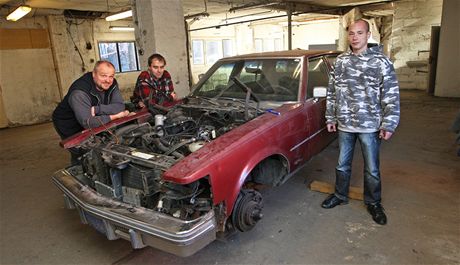 Cadillac oije: klasický americký bourák opravují ti klienti Slezské diakonie