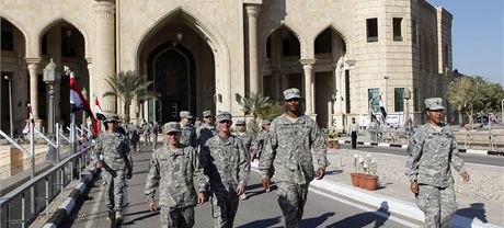 Amerití vojáci opoutjí palác Al Faw, který kdysi patil Saddámu Husajnovi a Ameriané kolem nj vybudovali svou nejvtí vojenskou základnu v zemi. (1. prosince 2011)