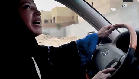 Saúdka ídí auto v rámci kampan Change.org, která poaduje pro eny v Saúdské