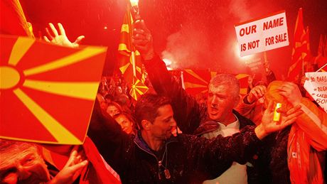 Demonstranti mávají v centru Skopje makedonskými vlajkami bhem manifestace na