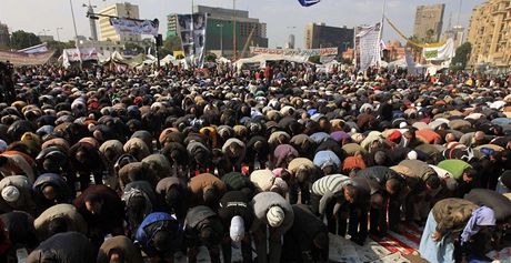 Demonstranti se modlí bhem protestního pochodu na káhirském námstí Tahrír (2.