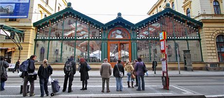 Praha, Masarykovo nádraí. Na pozemek bylo poteba dovézt 15 metr naváky,...