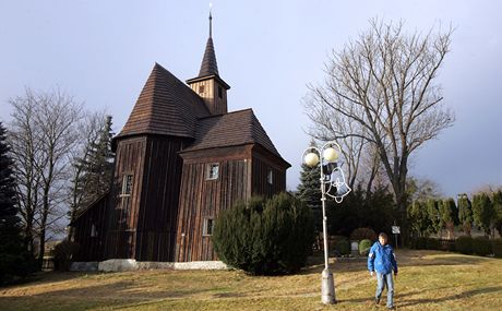 Hodslavice se pyní vzácným devným kostelíkem (na snímku) a rodným domkem Frantika Palackého. Obec nyní odmítla výstavbu nové výrobní haly.
