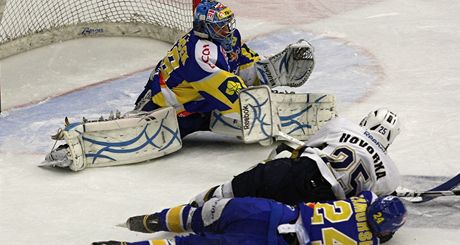 Zlínský gólman Jakub Sedláek elí anci kladenského  Marka Hovorky. Toho se