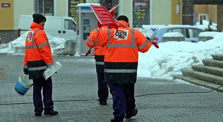 S nezamstnanými poítají pi zimním úklidu i v Sokolov.