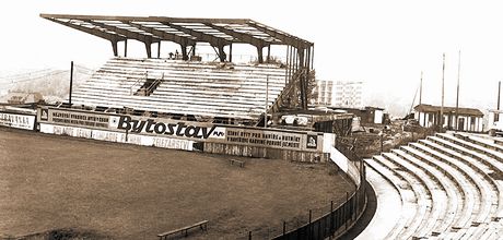 BAZALY. Takto vypadal stadion na ostravských Bazalech, kdy ho dlníci stavli.