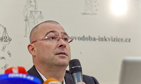 Exministr obrany Martin Barták na tiskové konferenci komentuje obvinní z