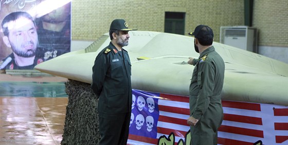 Údajný pionání letoun USA sestelený íránskou armádou. Vlevo brigádní generál