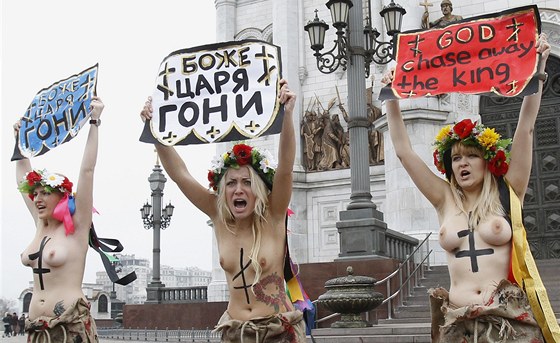 Happening feministek z hnutí Femen v Moskv (9. prosince 2011)