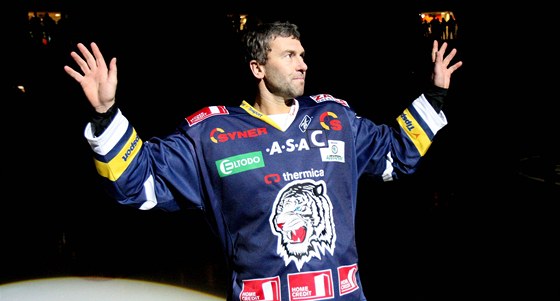 HVZDA. Libercký útoník Petr Nedvd je pro amatérské hokejisty z Anglie idolem.
