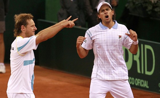 VÍTZNÝ TANEEK. Argentintí tenisté David Nalbandian (vlevo) a Eduardo Schwank
