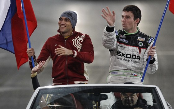 ÚVODNÍ DEFILÉ. eský rallye závodník Jan Kopecký (vpravo) a ruský pilot formule