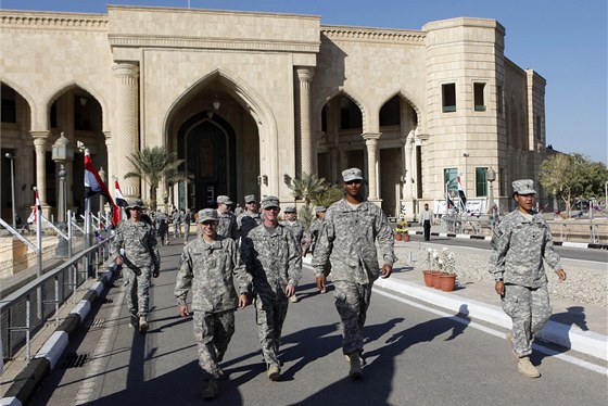 Amerití vojáci opoutjí palác Al Faw, který kdysi patil Saddámu Husajnovi a Ameriané kolem nj vybudovali svou nejvtí vojenskou základnu v zemi. (1. prosince 2011)
