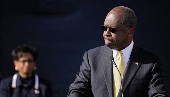 Herman Cain oznamuje v Atlant konec své prezidentské kampan, v pozadí stojí