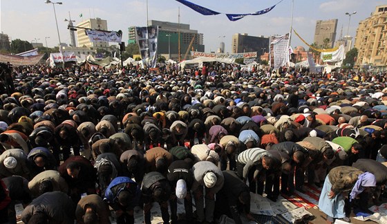 Demonstranti se modlí bhem protestního pochodu na káhirském námstí Tahrír (2.