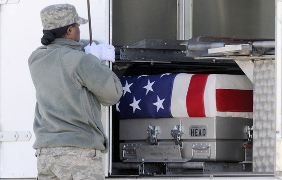 Americká vojaka zavírá dvee u speciálního armádního vozidla, které peváí z