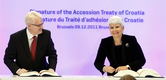 Chorvatský prezident Ivo Josipovi a premiérka Jadranka Kosorová bhem podpisu