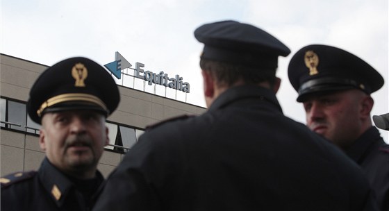 Italtí policisté ped sídlem firmy Equitalia, kam pila dopisní bomba a explodovala majiteli v rukou. (9. prosince 2011)