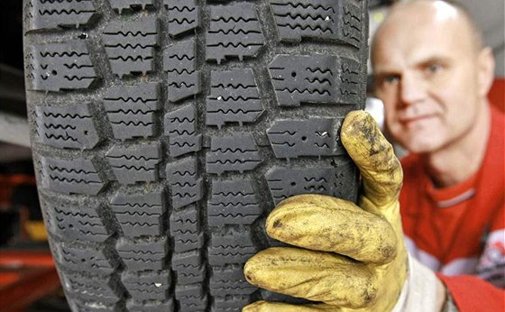 Výmna zimních pneumatik v servisu vyjde od 350 do 850 korun. (Ilustraní snímek)